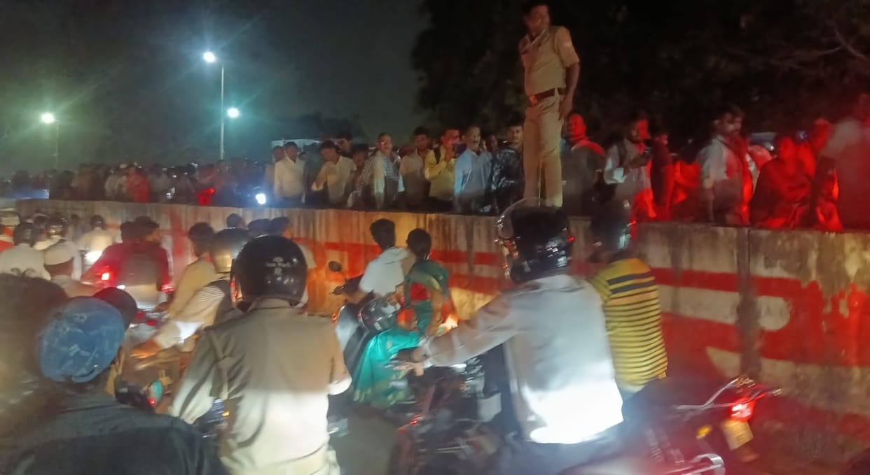 Kanpur Four hour traffic jam on Naveen Ganga Bridge crowds gathered for Ganesh idol immersion relief at 11 PM