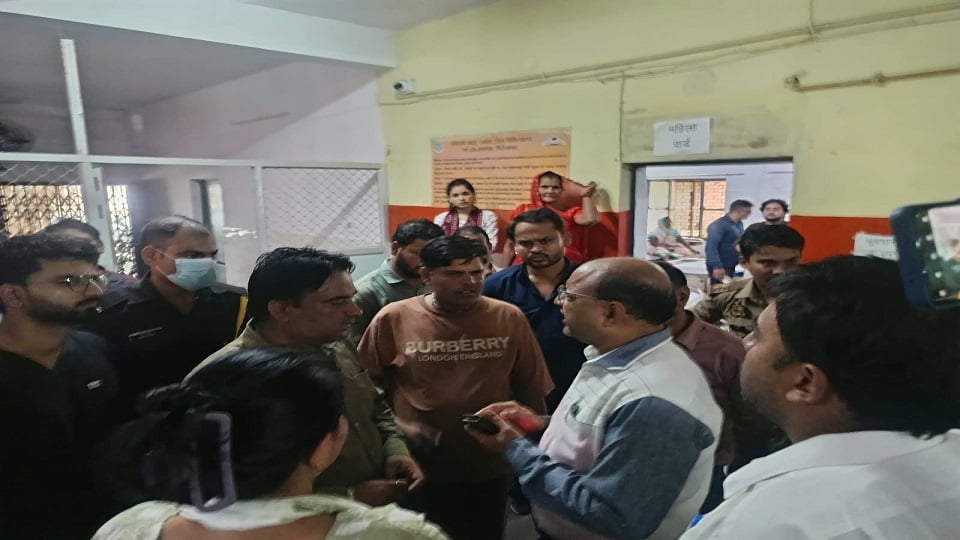 मेडिकल काॅलेज में स्टाफ और तीमारदार के बीच हुआ टकराव।
