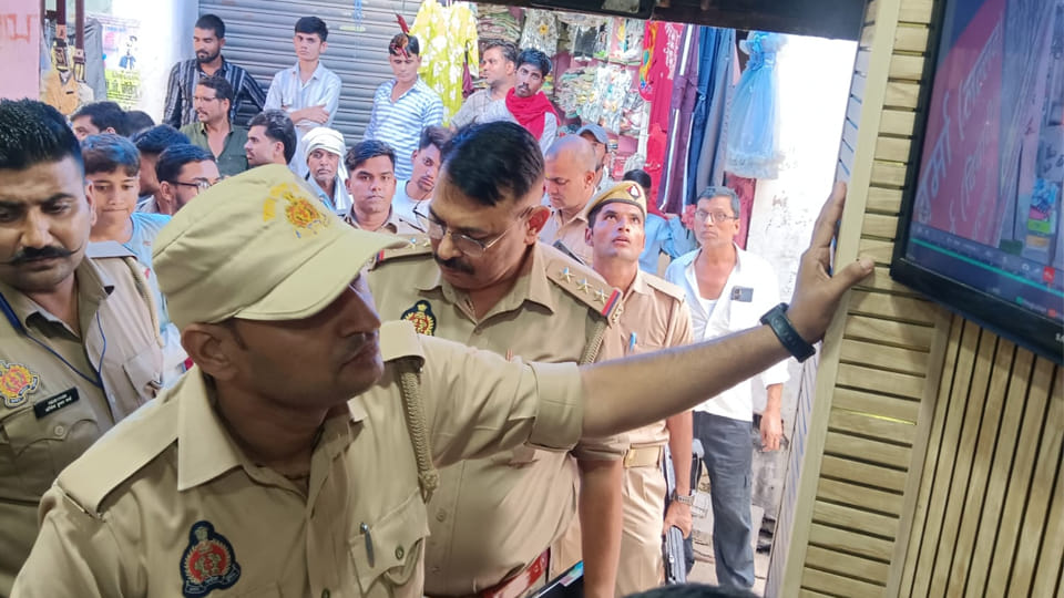 मौके पर मौजूद पुलिस