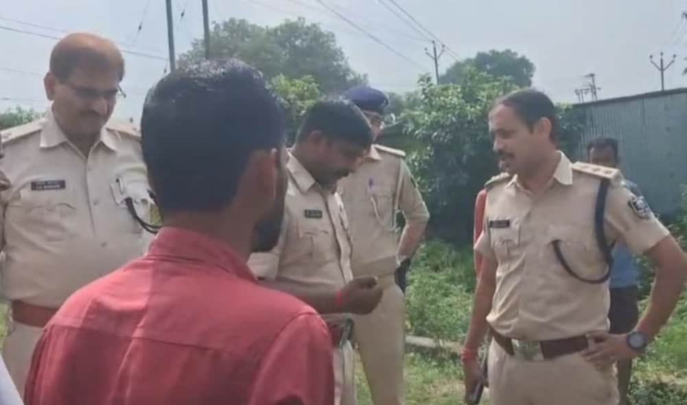 मामले की जांच करती हुई पुलिस।