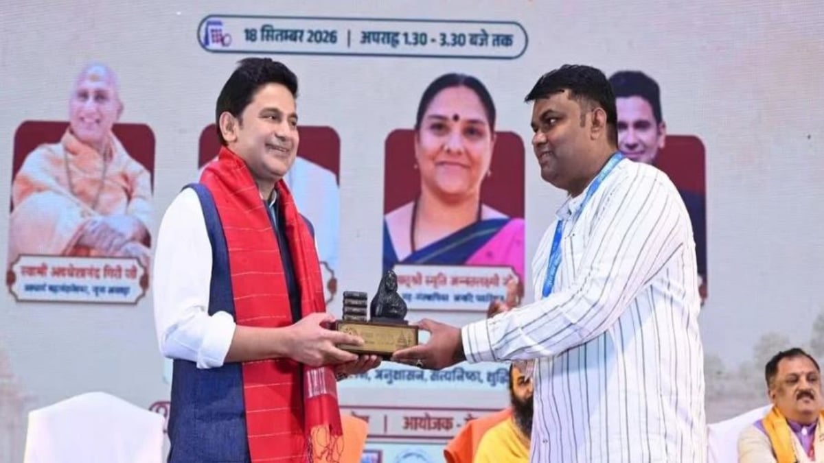 उज्जैन में मनोज मुंतशिर का तीखा भाषण: खड़ाऊ की पूजा या भाई का कटा सिर, किसे चुनना है तय करें युवा