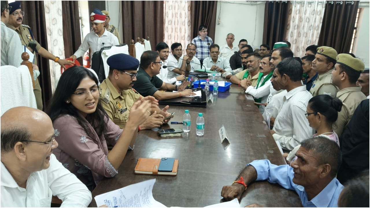 समाधान दिवस में शिकायतें सुनतें डीएम व अन्य अफसर