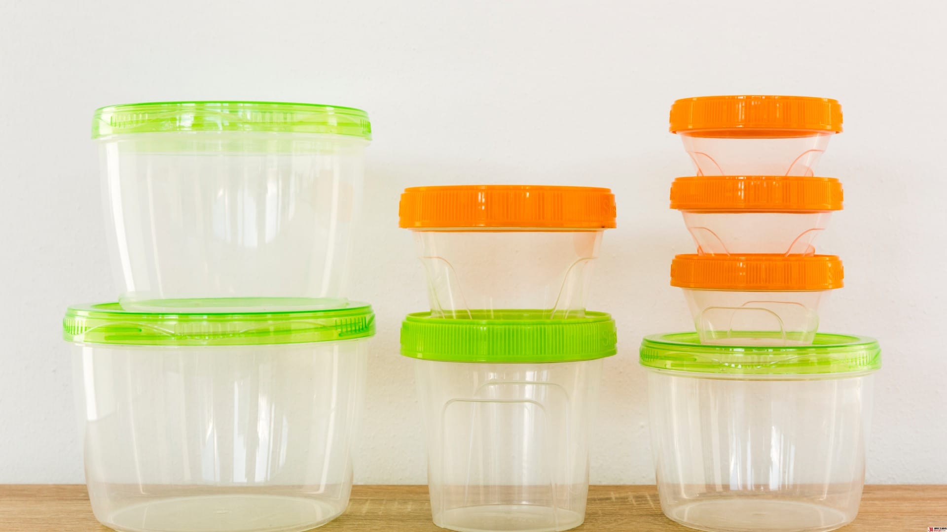 Why Does Food Smell Stay in Plastic Containers Even After Washing