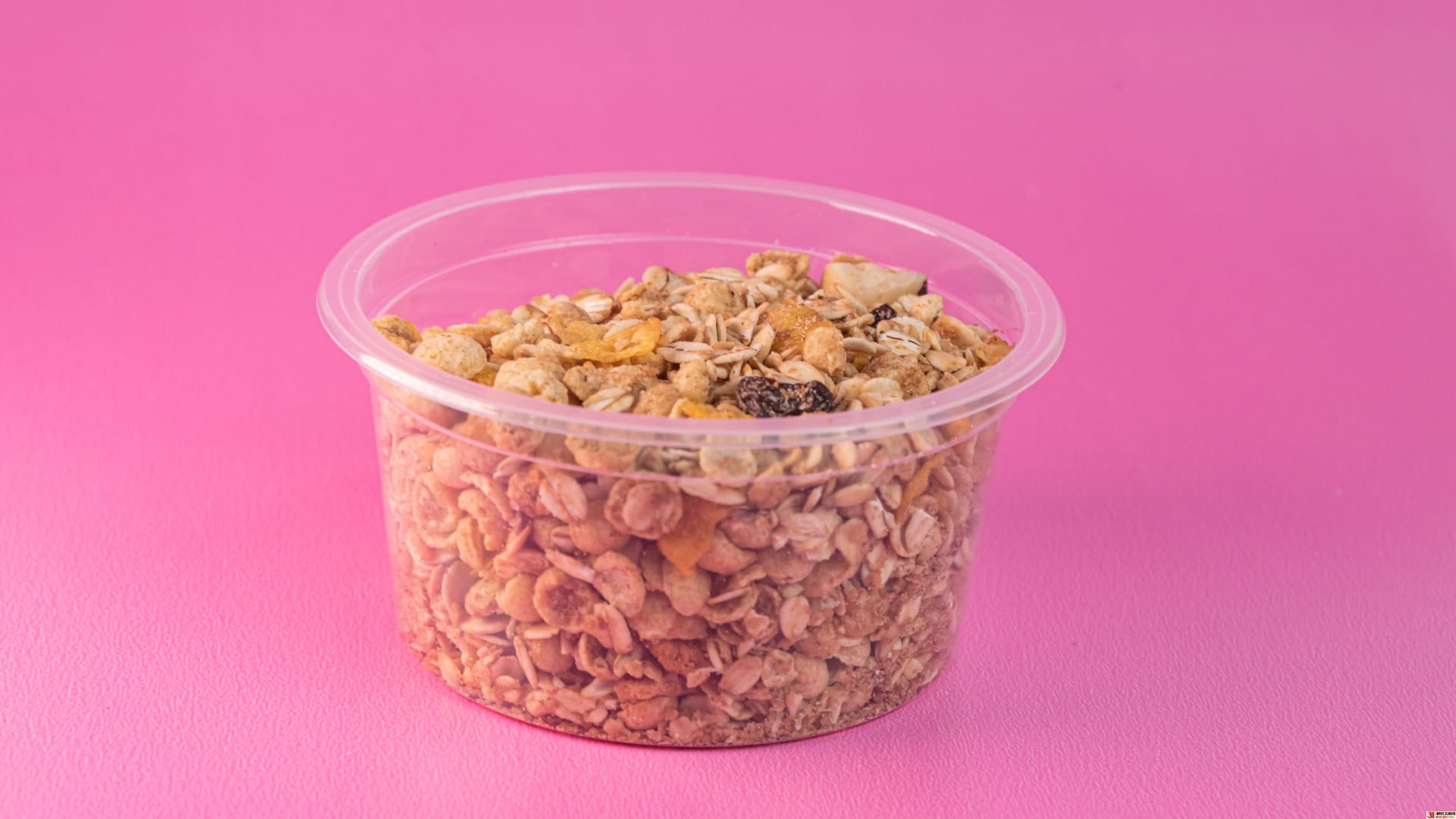 Why Does Food Smell Stay in Plastic Containers Even After Washing