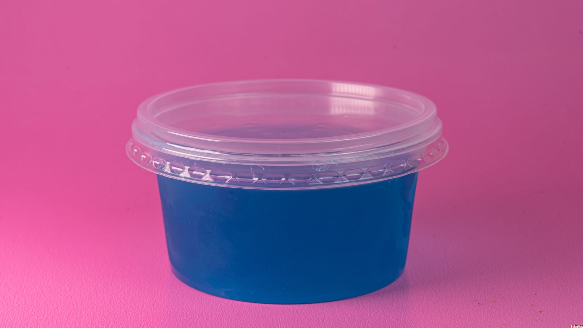 Why Does Food Smell Stay in Plastic Containers Even After Washing