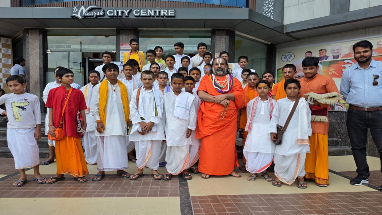 Vedic scholars witnessed a manifestation of Lord Hanuman; Shandilya Ji Maharaj remarked that those who sought