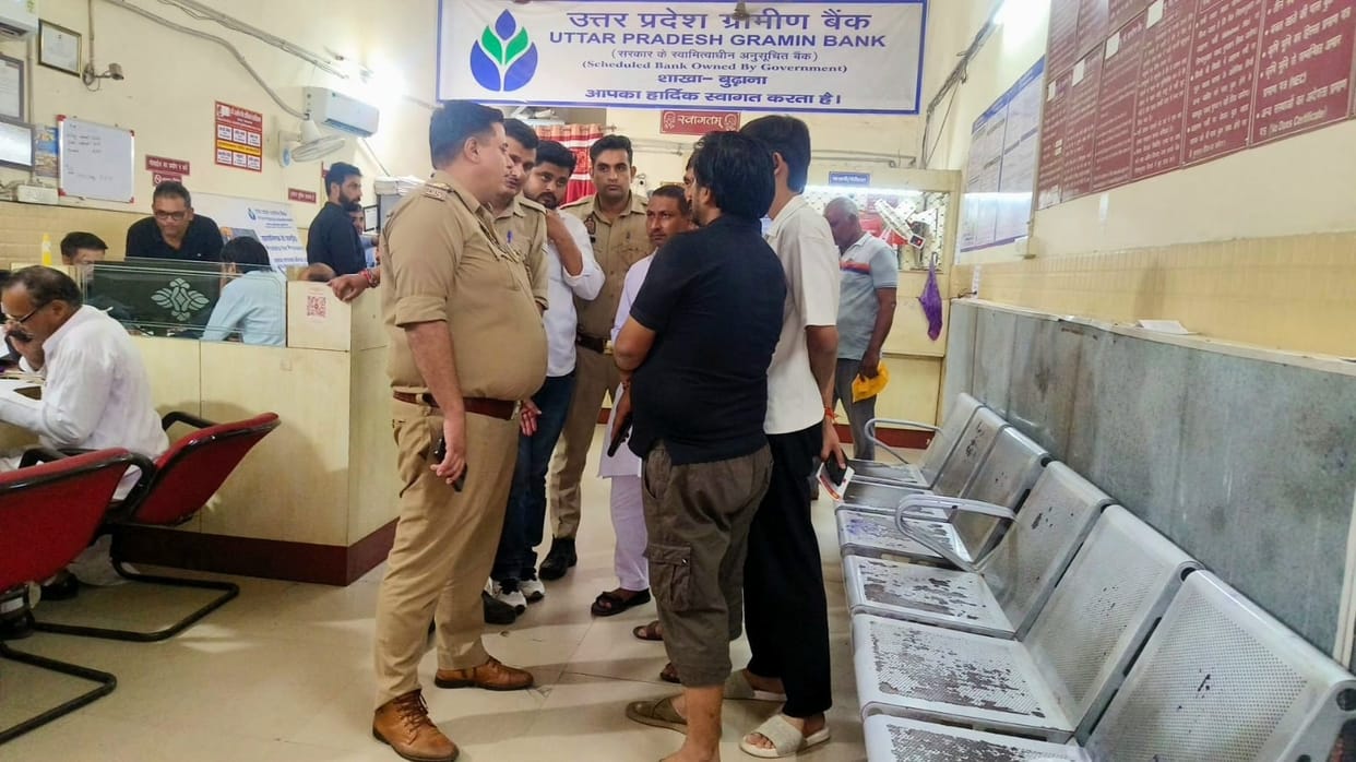 Fraud of one crore rupees from the accounts of UP Gramin Bank Budhana, former manager accused