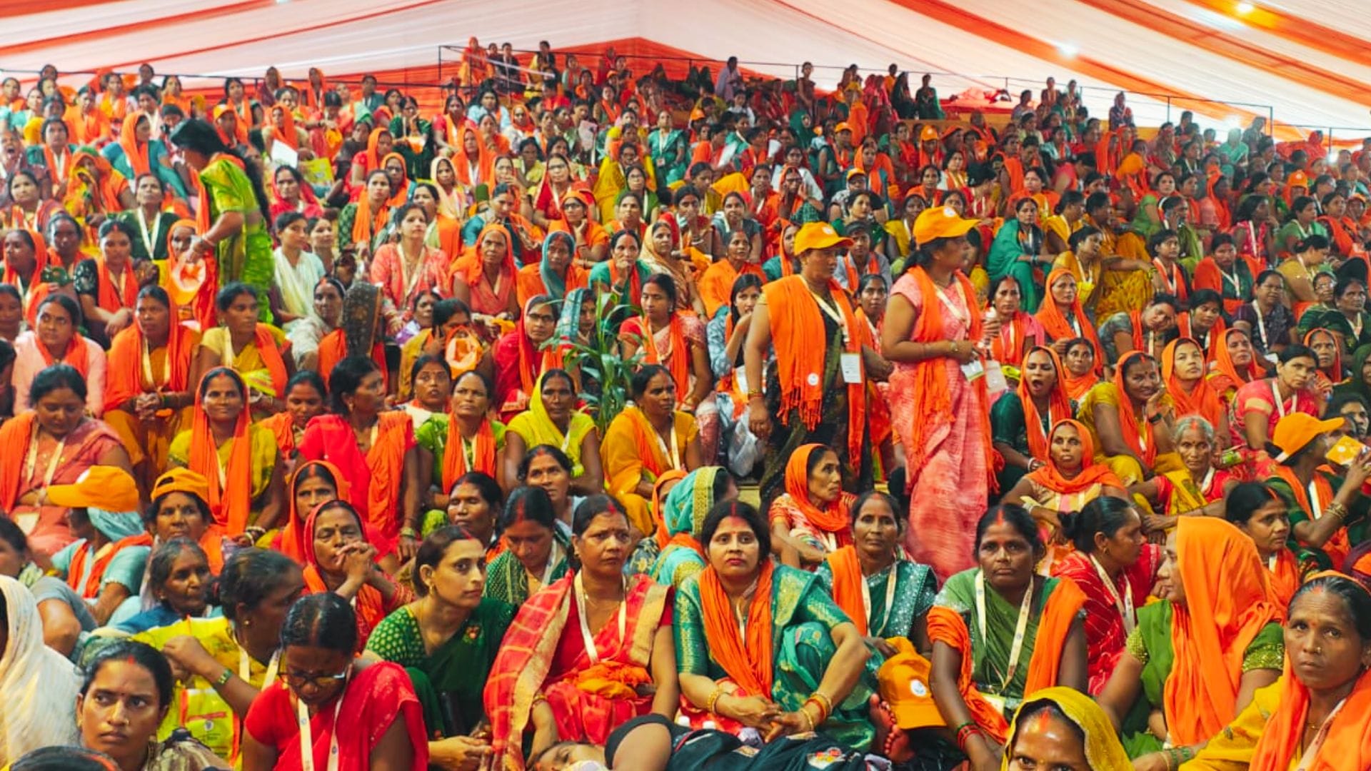 दो दिवसीय ग्रामीण उत्सव ‘रंगीलो काशी’ में माैजूद किसान महिलाएं।