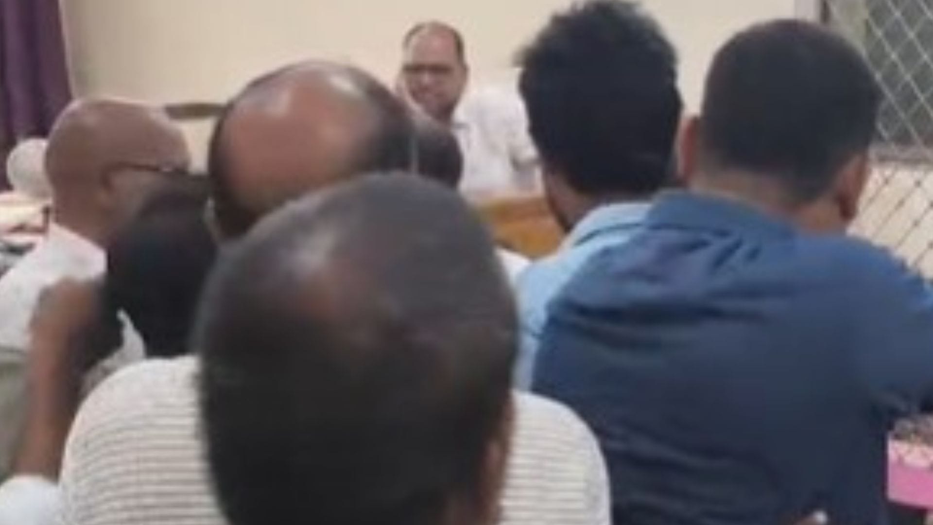 वीडियो से निकाली गई तस्वीर।