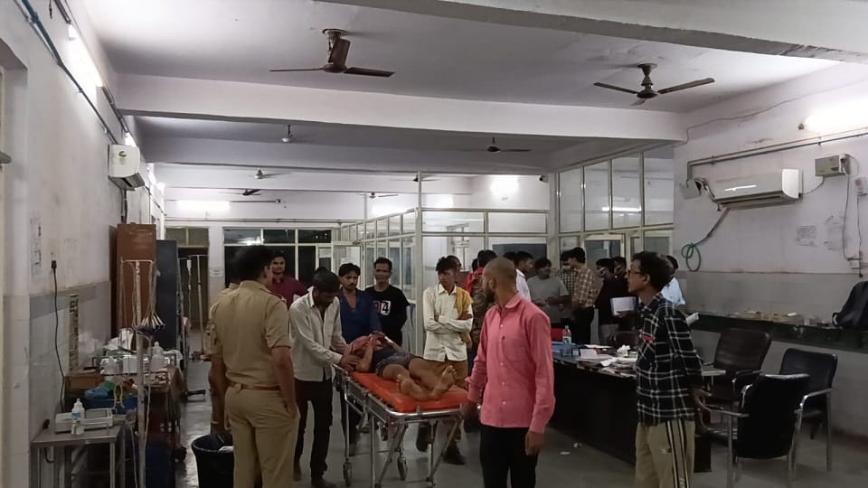 आंख में गोली लगने से घायल किशोर।