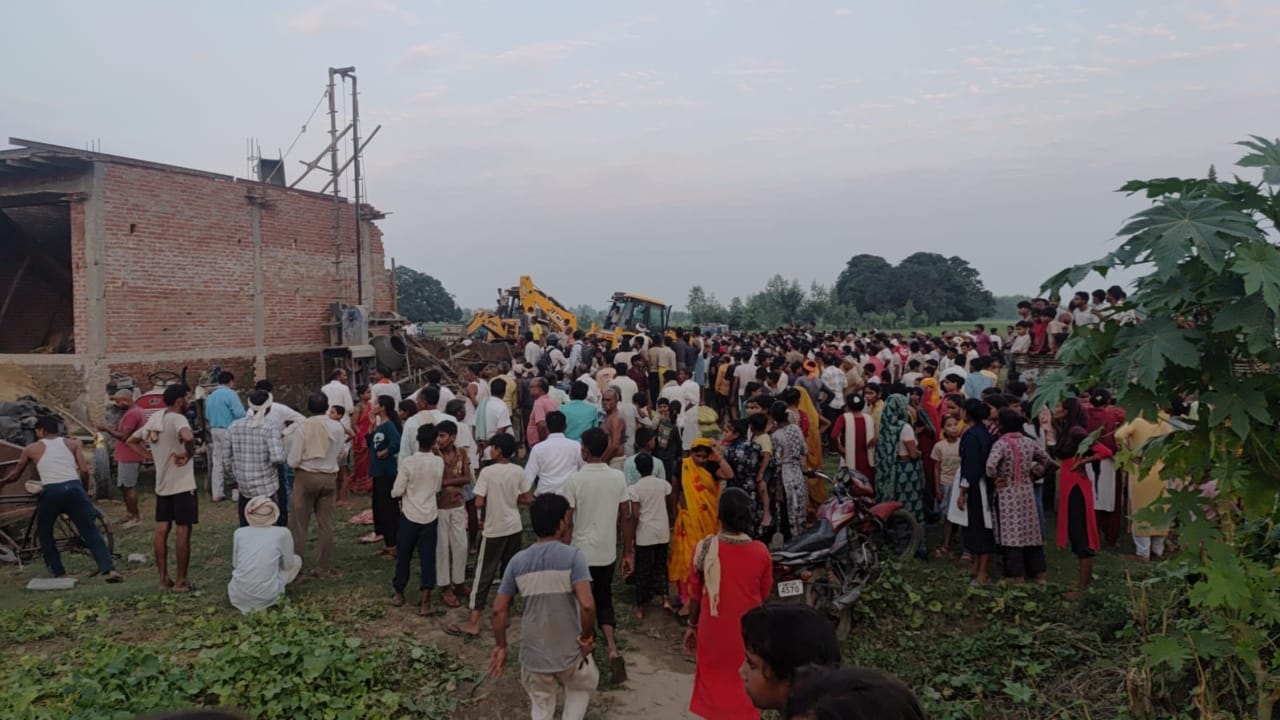 घटना के बाद मौके पर जुटी लोगों की भीड़