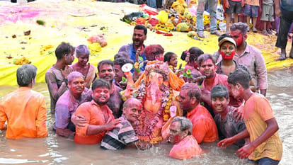 Kanpur: Gajanana Bid Farewell with Chants and Teary Eyes Amidst the Beating of Drums