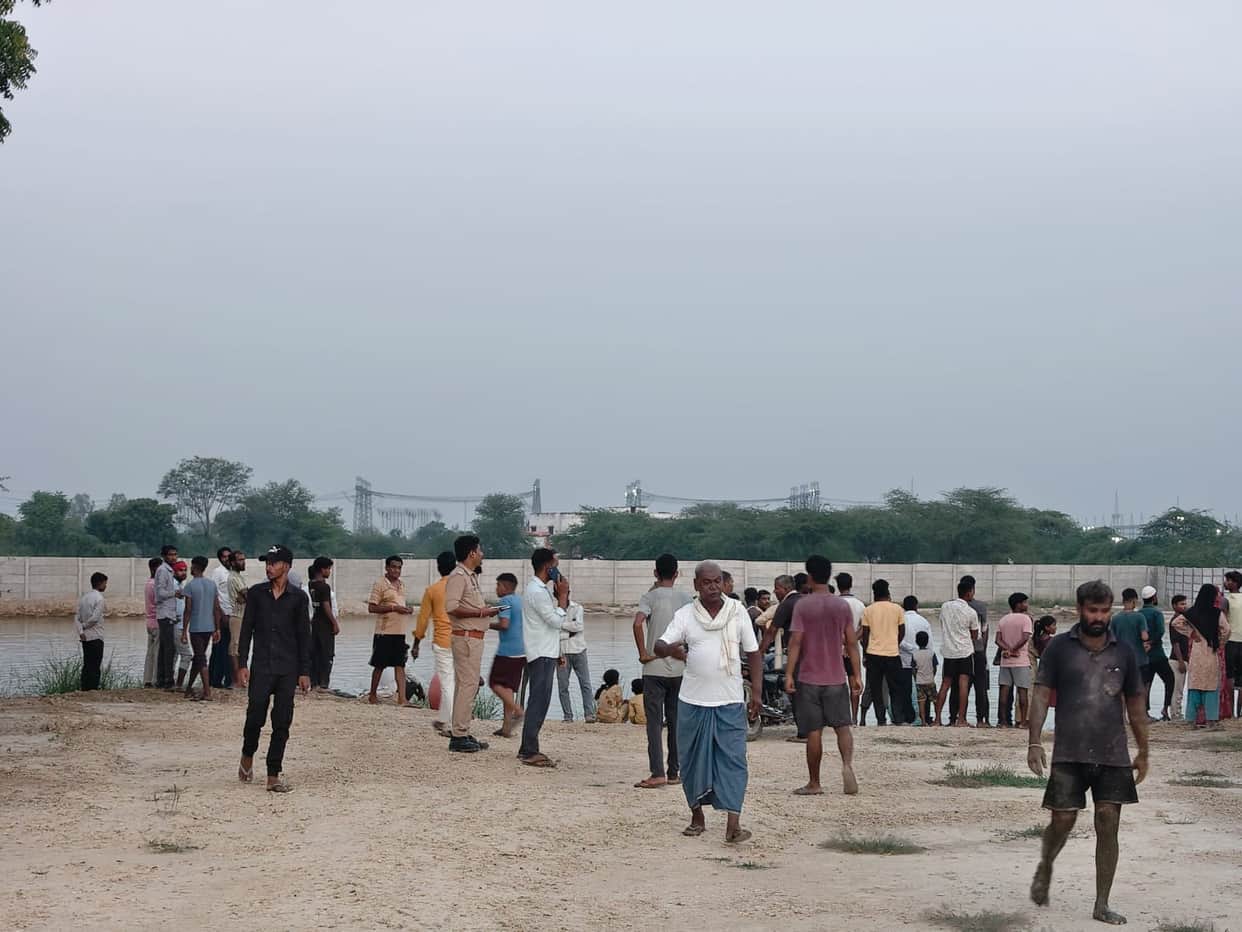 Barabanki: Two teenagers drown in a pit at a factory under construction; third one missing.