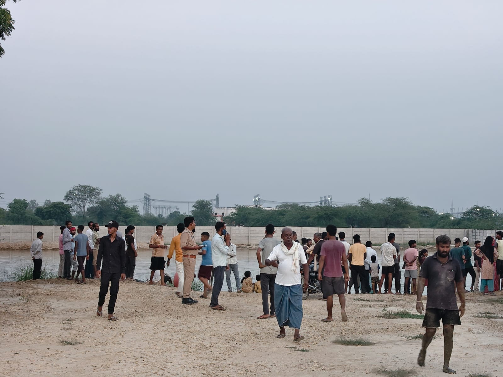 फैक्टरी के गड्ढे में डूबकर दो की मौत।