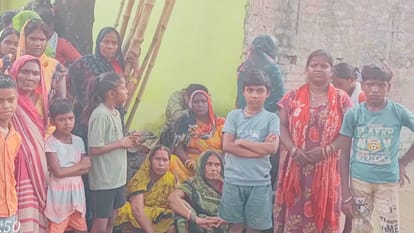 बच्ची के घर के बाहर माैजूद लोग।