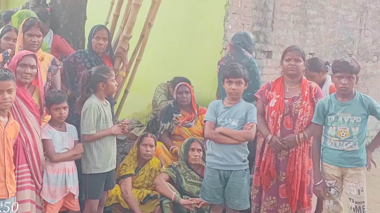 Ballia Electrocuted fan child lost life while playing father broke down inconsolable grief cradling