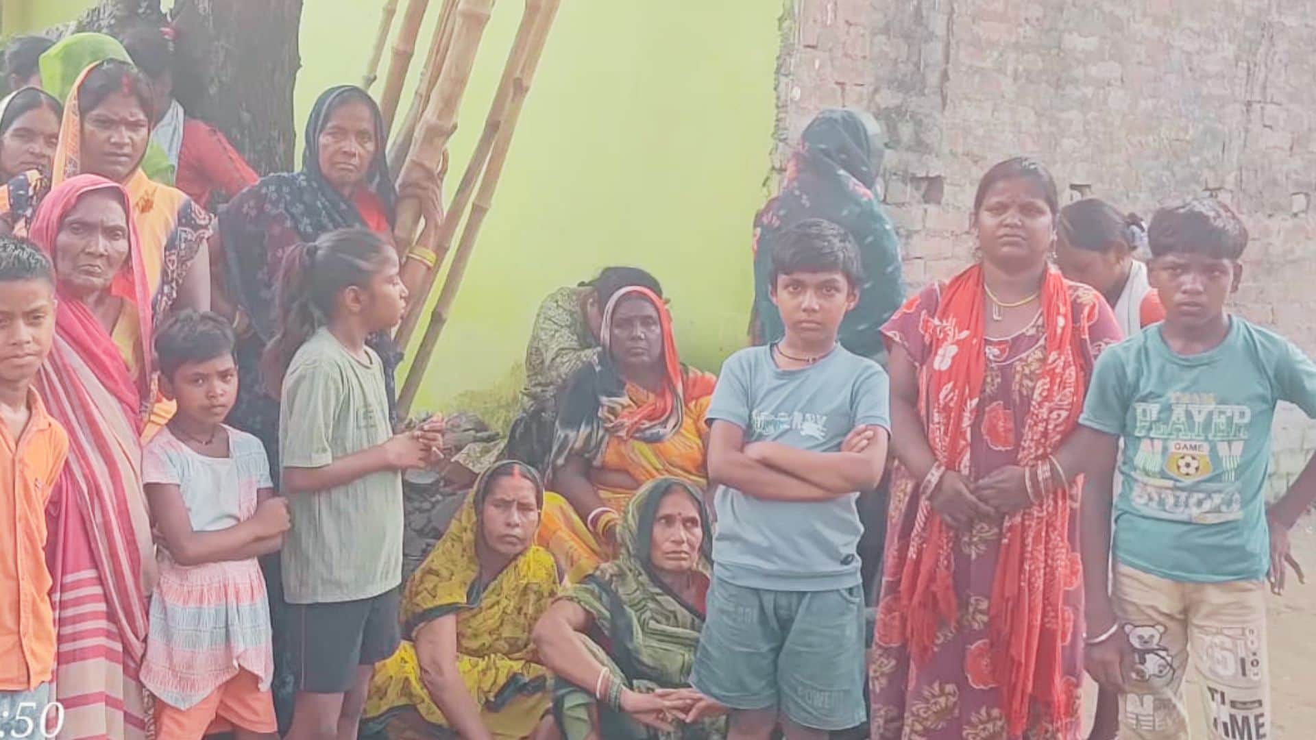 बच्ची के घर के बाहर माैजूद लोग।