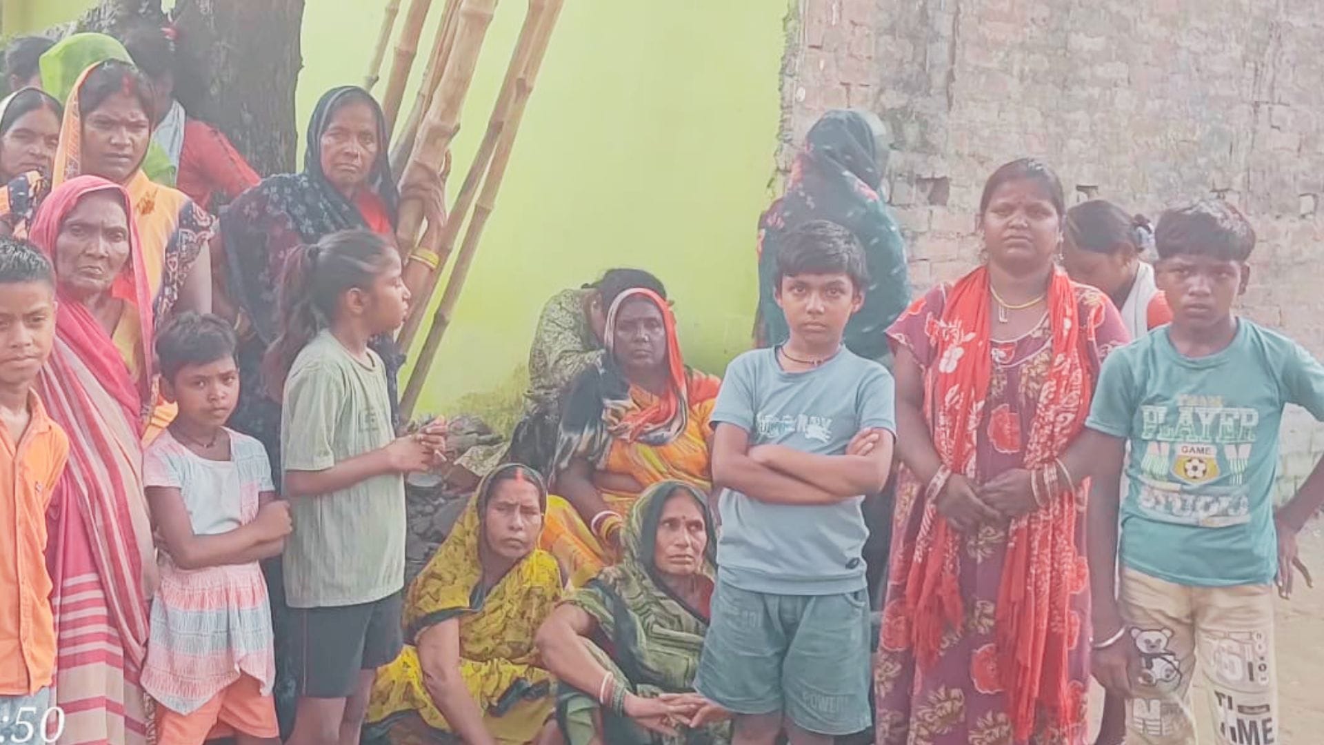 बच्ची के घर के बाहर माैजूद लोग।