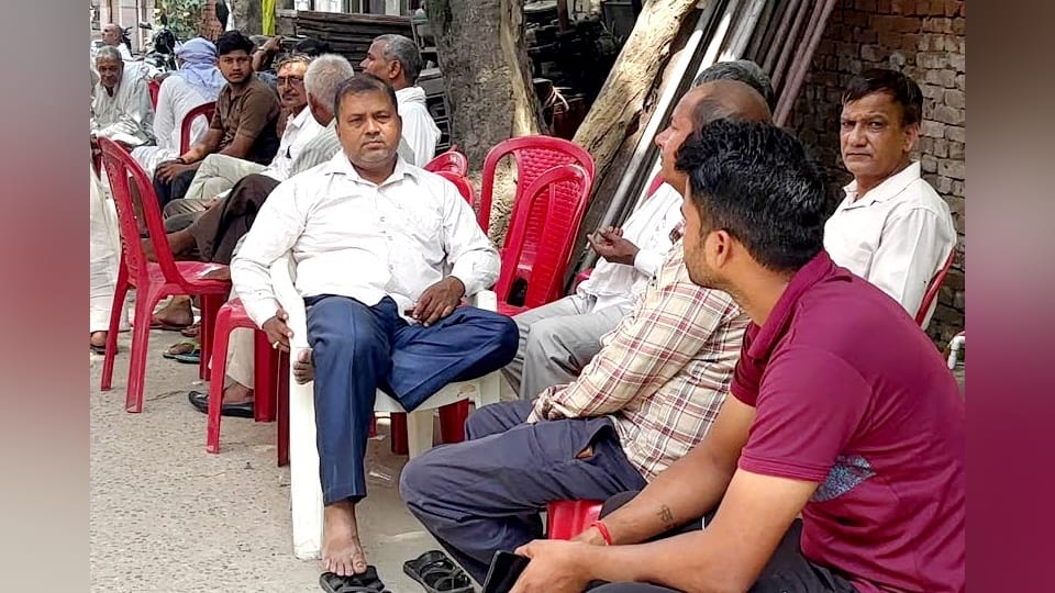 बागपत में तनु के घर पर एकत्र लोग।