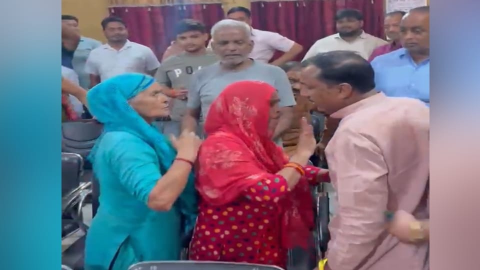 Shamli: BJP councilor chased and beaten by a crowd; women grabbed him by the collar and dragged him