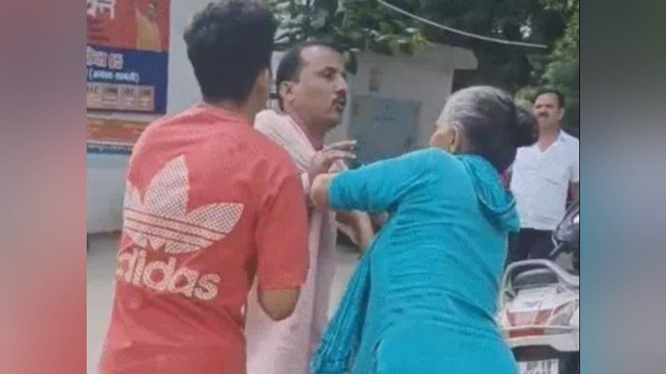 Shamli: BJP councilor chased and beaten by a crowd; women grabbed him by the collar and dragged him