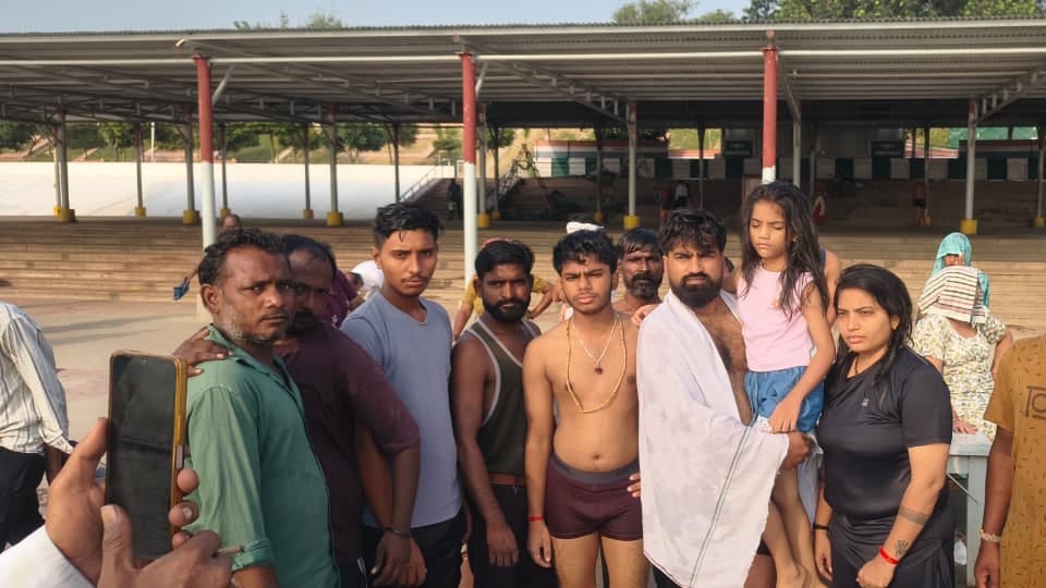 Sand suddenly caved in while people were bathing in the Ganges at Bulandshahr Mastram Ghat