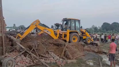 Five people burried under debris after the shuttering of house under construction collapsed in Budaun