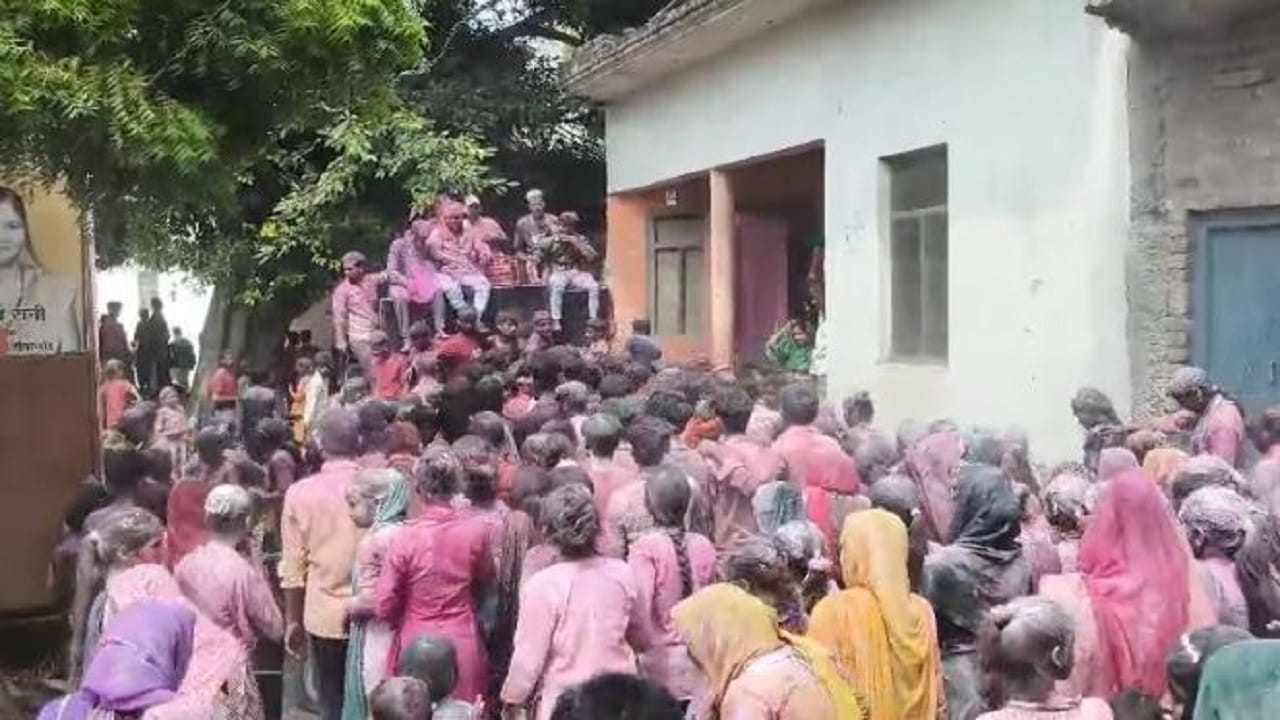 शोभायात्रा में शामिल श्रद्धालु