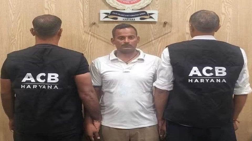 एसीबी ने किया रंगे हाथ गिरफ्तार