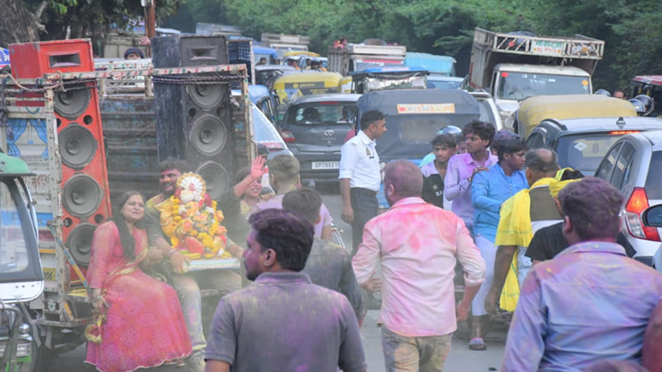 गणेश विसर्जन यात्रा के दौरान लगा जाम