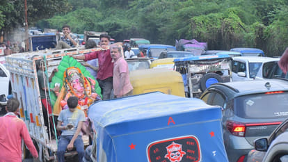 Kanpur: Traffic jams during Ganesh Visarjan procession leave ambulances stranded