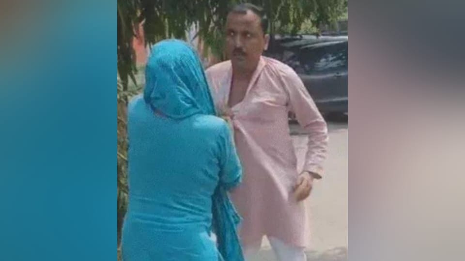 Shamli: BJP councilor chased and beaten by a crowd; women grabbed him by the collar and dragged him