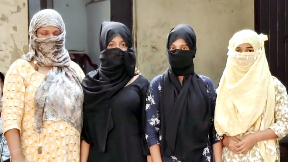 Bijnor: Five people—including four young women—arrested for filing a false complaint