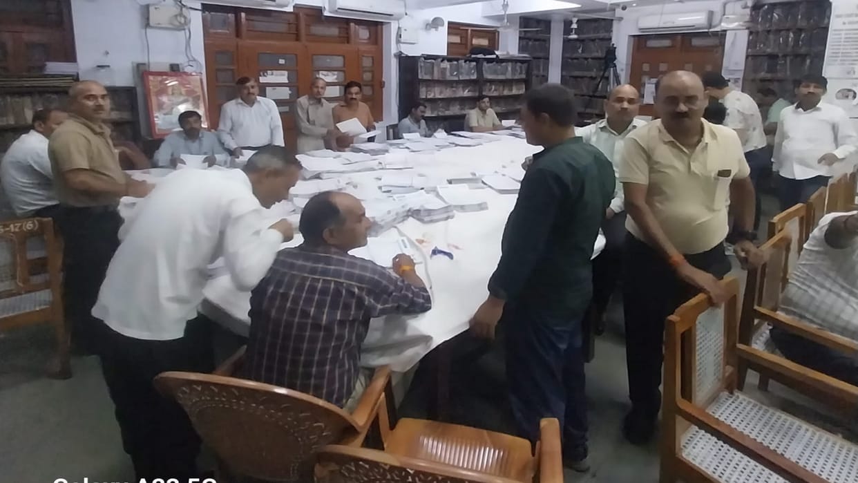 Sorting ballot papers High Court Bar election vote count begins; counting manually no AI