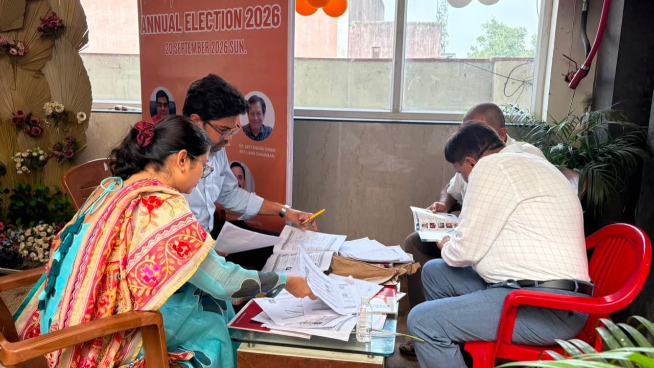 आईएमए हॉल में चल रहा मतदान प्रक्रिया