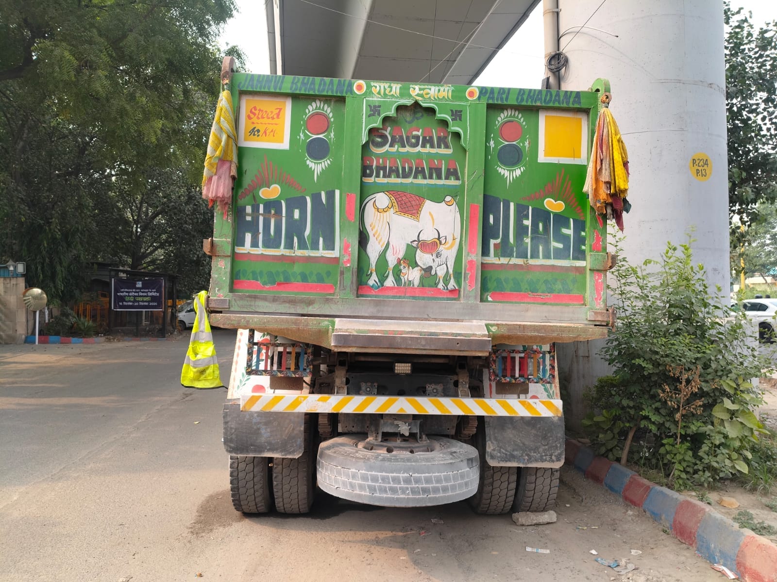 Four killed two injured in road accident in Sarita Vihar delhi