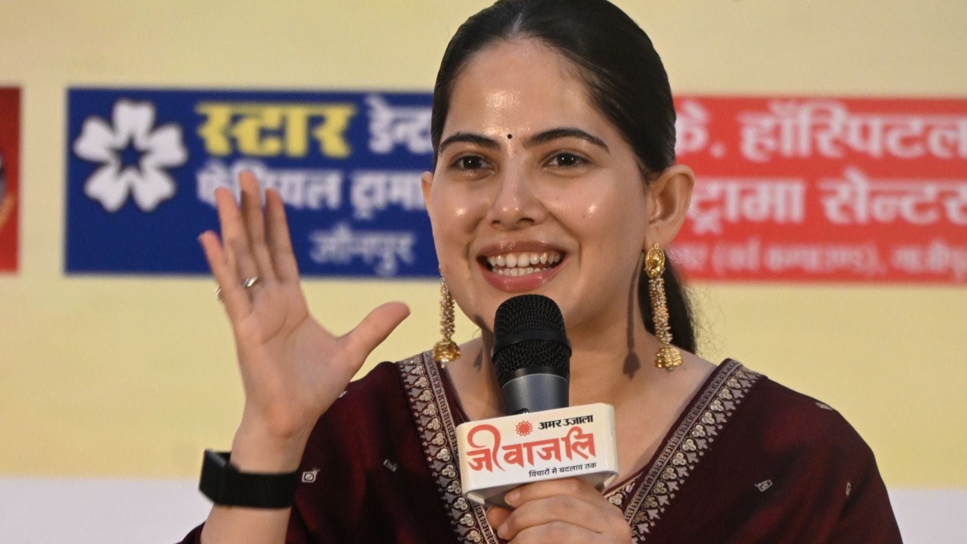 जीवांजलि कार्यक्रम को संबोधित करतीं जया किशोरी।