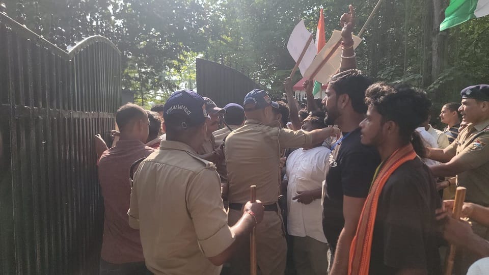 Bengali community marches to the Collectorate over four-point demands; opens main gate and enters the premises