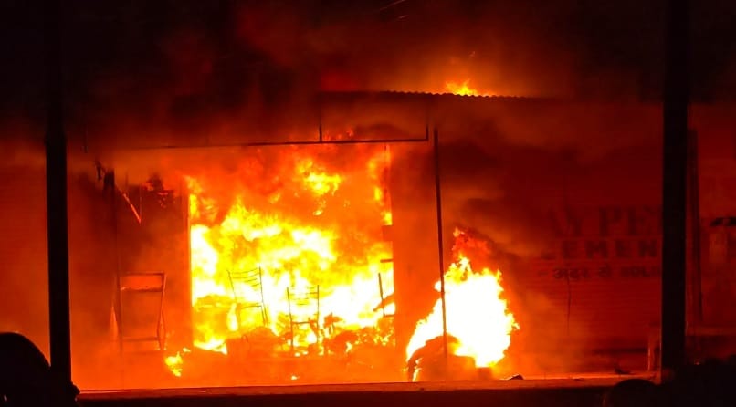 Chitrakoot Massive fire breaks out at tyre shop hundreds of tyres reduced to ashes estimated loss worth lakhs