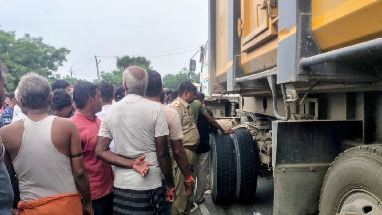 Banda Dumper runs over cyclist farmer dies a tragic death villagers stage a road blockade