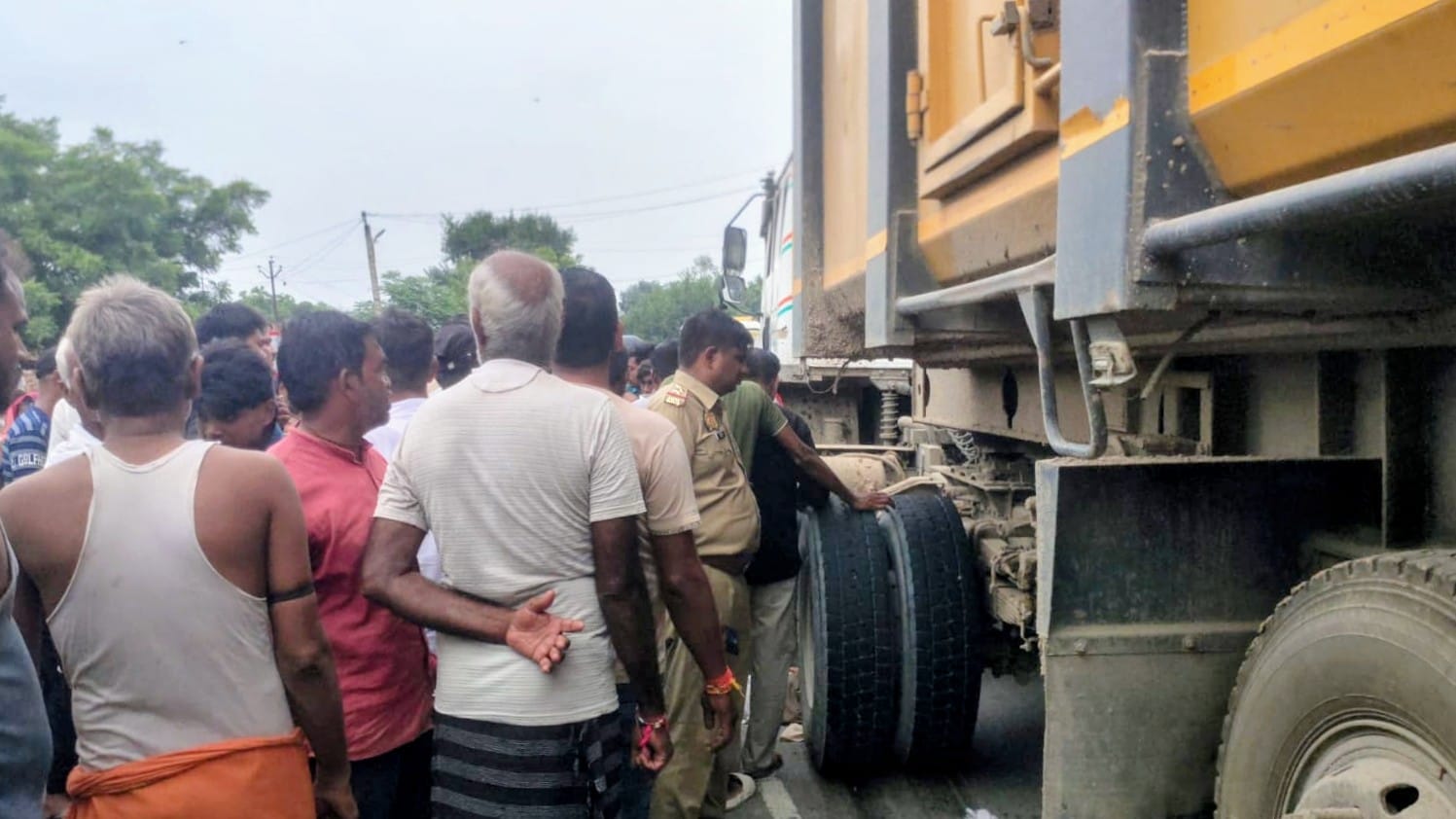 घटनास्थल पर जांच करती पुलिस