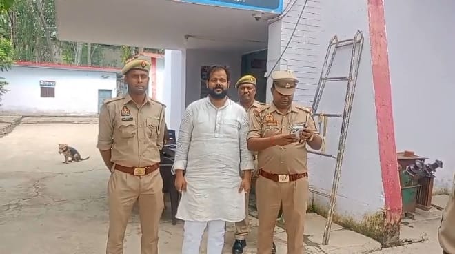 Orai Three illegal pistols and 12 live cartridges recovered from two Fortuner  two accused into custody
