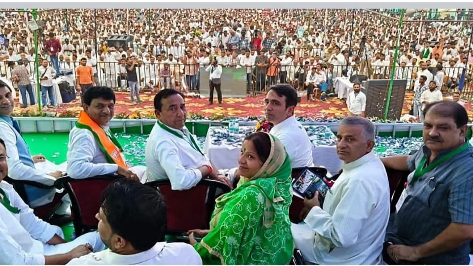 कार्यक्रम में मौजूद जयंत सिंह और अन्य।