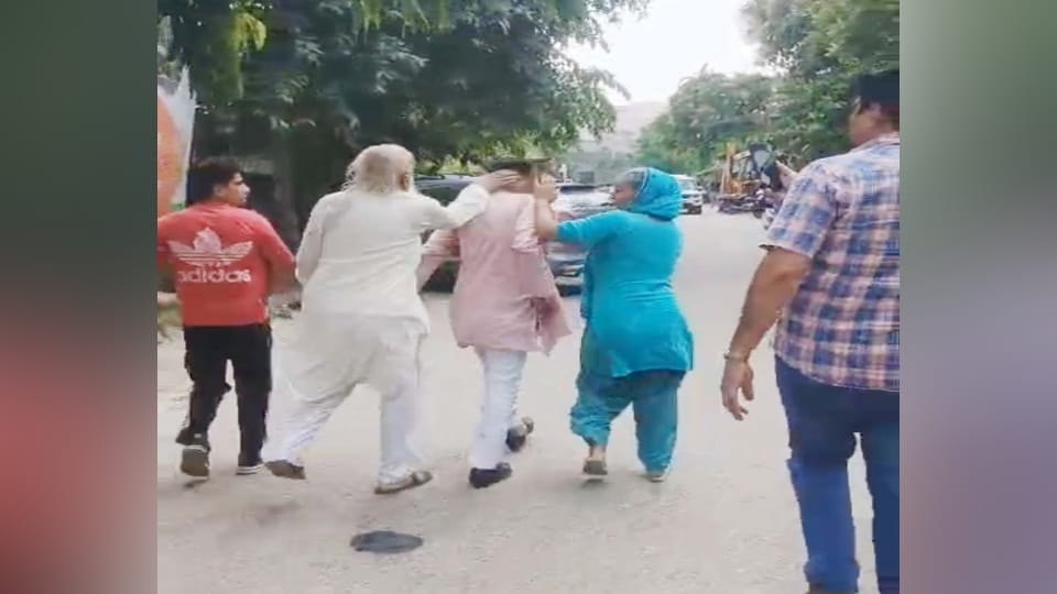 Shamli: BJP councilor chased and beaten by a crowd; women grabbed him by the collar and dragged him