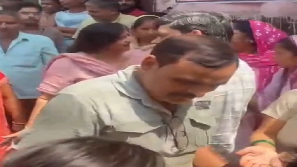 Mayor faces protest while arriving to inaugurate development works returns amidst Murdabad slogans in Ghaziaba