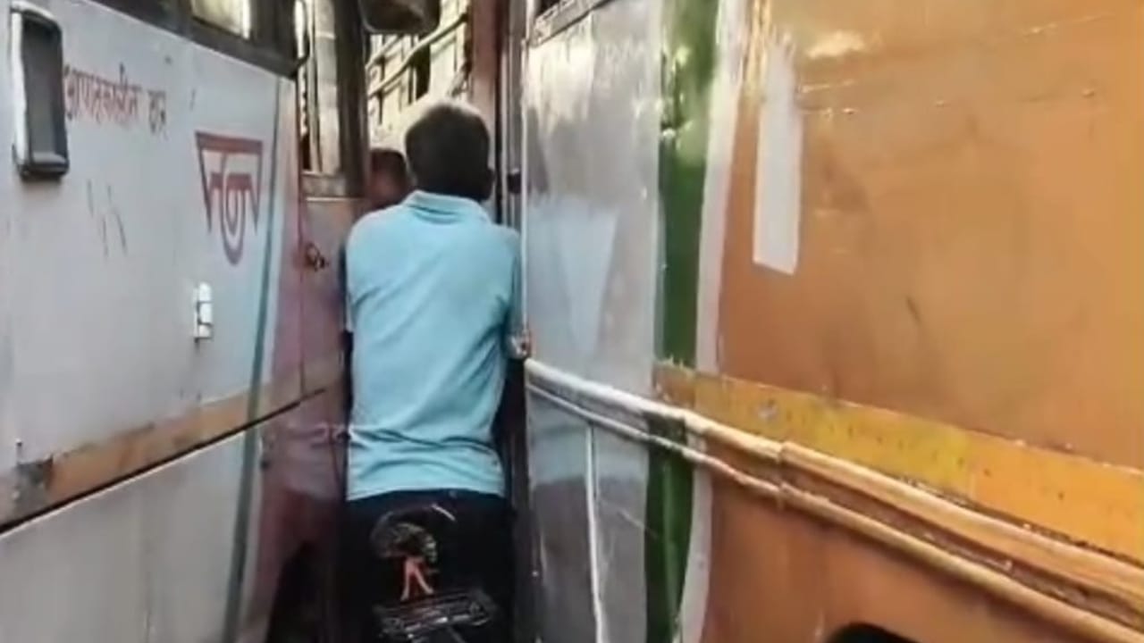 बसों के बीच फंसे प्रमोद