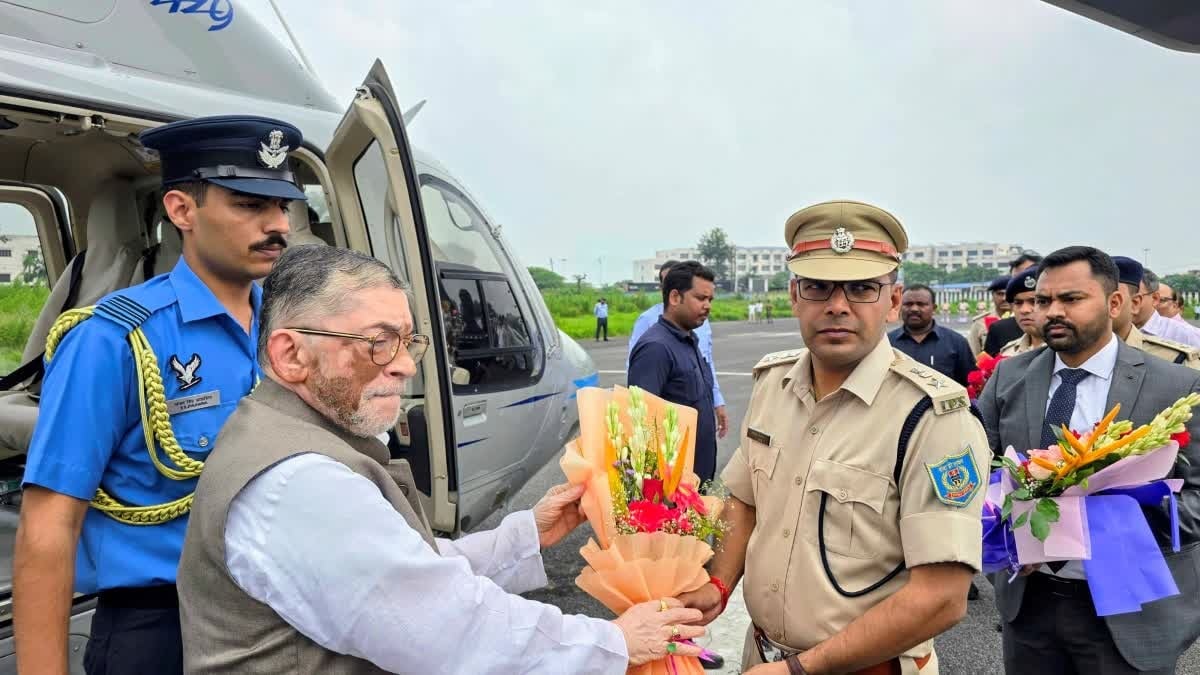 धनवाद। राज्यपाल संतोष कुमार गंगवार का स्वागत करते हुए जिला प्रशासन के अधिकारी।