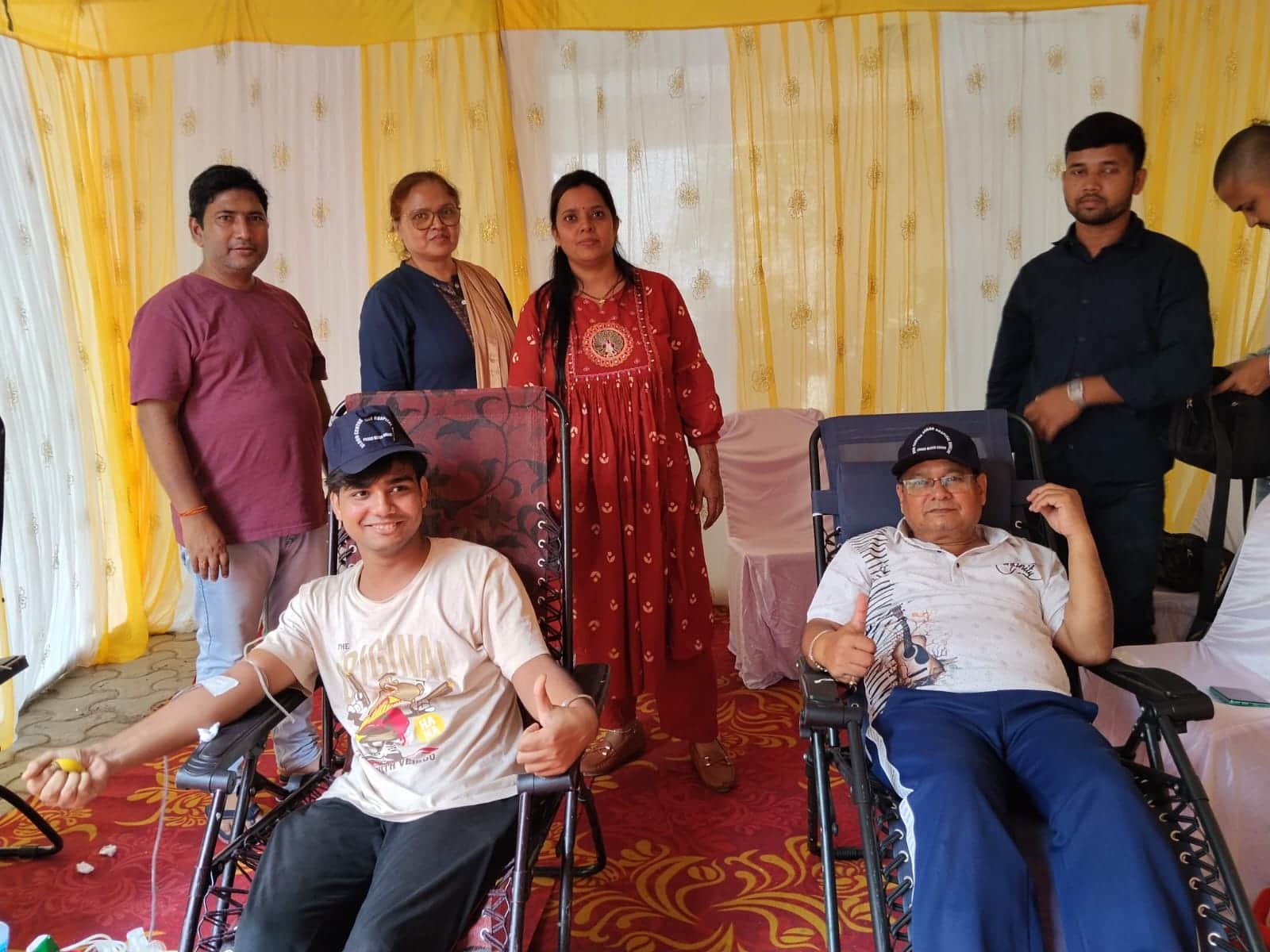 रक्तदान कर पत्रकार जैनेन्द्र ज्योति को दी श्रद्धांजलि, शिविर में जुटे स्थानीय लोग
