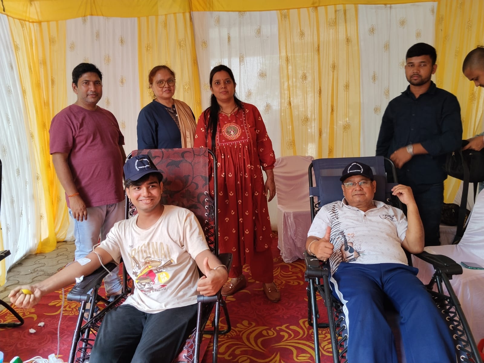 रक्तदान कर पत्रकार जैनेन्द्र ज्योति को दी श्रद्धांजलि, शिविर में जुटे स्थानीय लोग