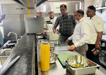 Hotel licensed but operating as restaurant Vegetarian and non-vegetarian food being cooked in same vessel